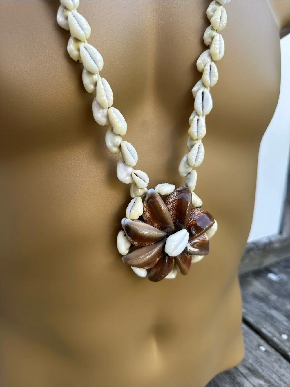 Balanced Cats Paw Cowrie Lei